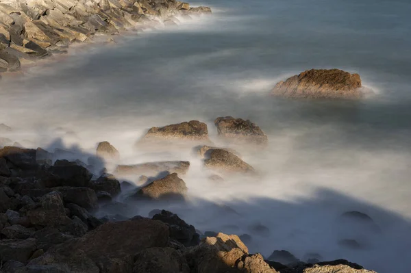 Uma Paisagem Exposição Longa Pedras Praia Barcelona Espanha Sob Luz — Fotografia de Stock