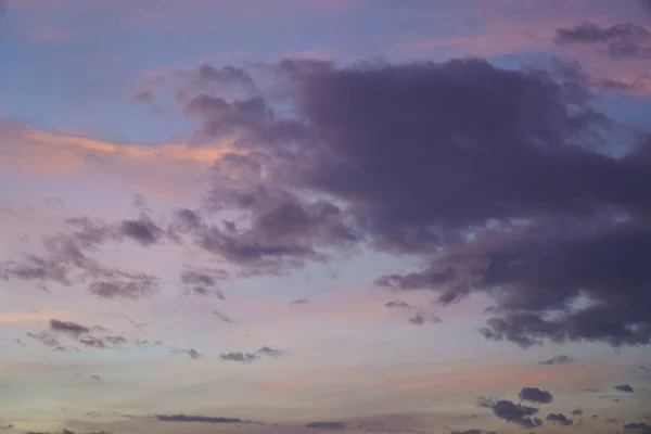 黄昏时天空中的云彩 — 图库照片