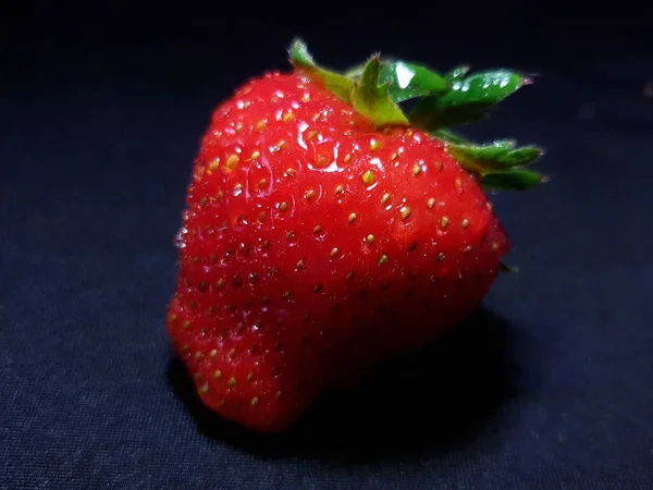 Een Close Shot Van Een Rode Aardbei Een Blauwe Achtergrond — Stockfoto