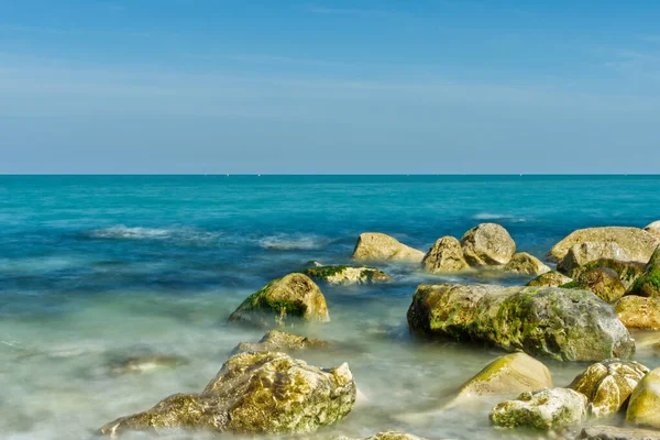 Μια Όμορφη Βραχώδης Παραλία Γαλαζοπράσινα Ήρεμα Νερά Στην Ιταλία — Φωτογραφία Αρχείου