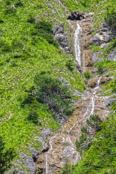 Uma Bela Cachoeira Uma Montanha Rochosa Cercada Por Paisagens Verdes — Fotografia de Stock
