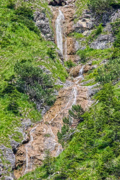 Красивые Водопады Скалистой Горе Окружении Зеленых Пейзажей Австрии — стоковое фото
