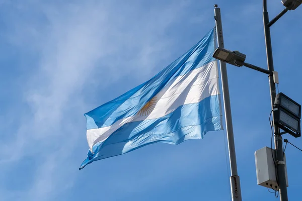 Χαμηλή Γωνία Λήψης Της Σημαίας Της Αργεντινής Που Κυματίζει Στο — Φωτογραφία Αρχείου