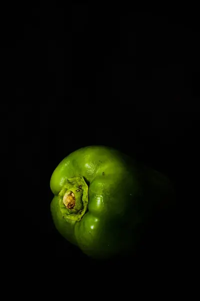 Een Close Shot Van Verse Groene Paprika Een Zwarte Achtergrond — Stockfoto