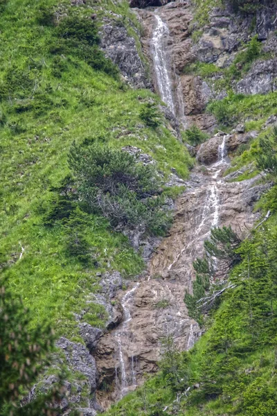 Ett Vackert Vattenfall Ett Stenigt Berg Omgivet Gröna Landskap Österrike — Stockfoto