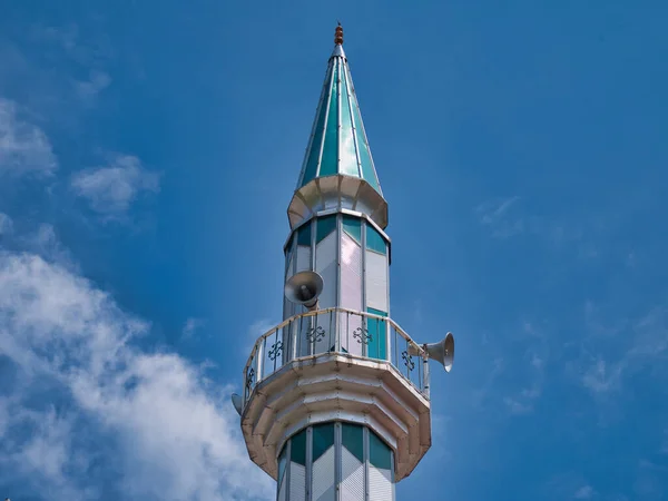 Colpo Basso Della Torre Una Moschea Contro Cielo Blu — Foto Stock