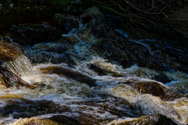 Gros Plan Eau Qui Coule Sur Les Rochers — Photo