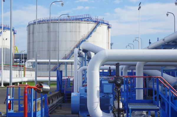 Nahaufnahme Einer Industrieanlage Mit Bewölktem Himmel Hintergrund — Stockfoto