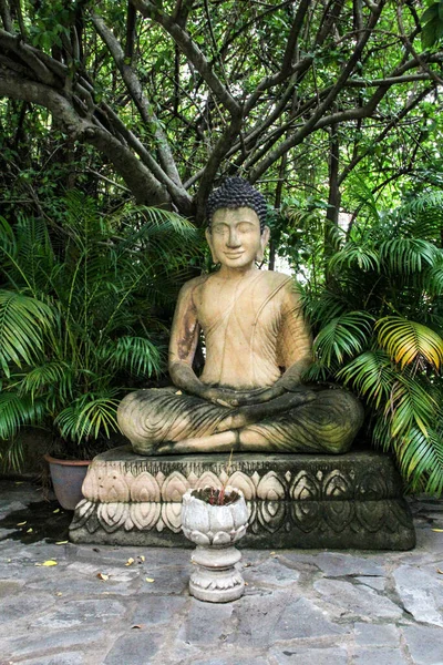 Bangkok Thailand Maio 2021 Buda Pedra Está Sentado Sob Folhagem — Fotografia de Stock