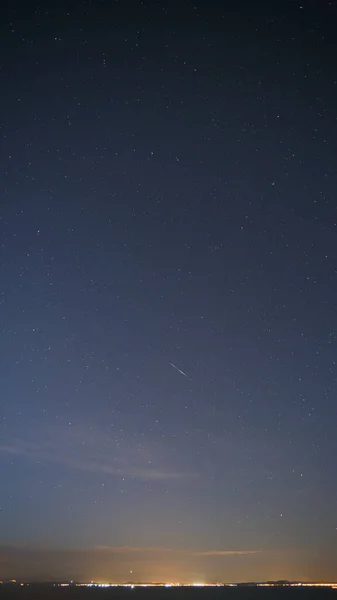 Μια Κάθετη Λήψη Χαμηλής Γωνίας Του Νυχτερινού Ουρανού — Φωτογραφία Αρχείου