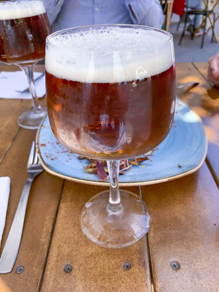 Eine Vertikale Aufnahme Eines Erfrischenden Glases Kaltes Bier Auf Einem — Stockfoto