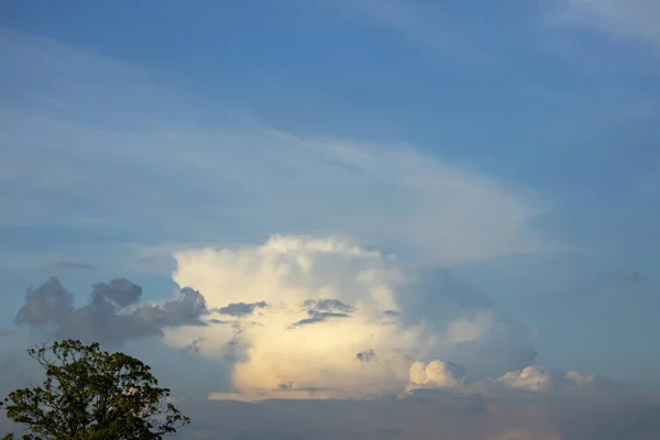 Cielo Azul Con Yunque Forma Tormenta Cumulonimbus Nube Lluvia Fondo — Foto de Stock