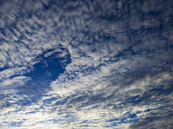 Vacker Klarblå Himmel Med Fluffiga Moln — Stockfoto