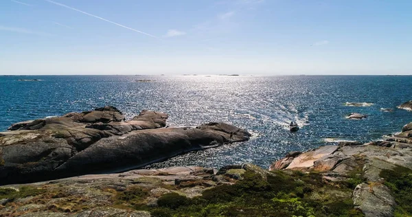 在芬兰群岛一个阳光明媚的夏日 一艘船抵达一个岩石岛屿的航拍照片 — 图库照片