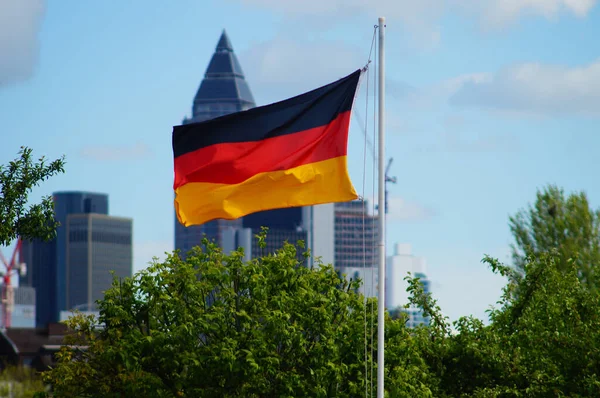 Německá Vlajka Před Messeturmem Frankfurtu Důležitá Památka Obzoru — Stock fotografie