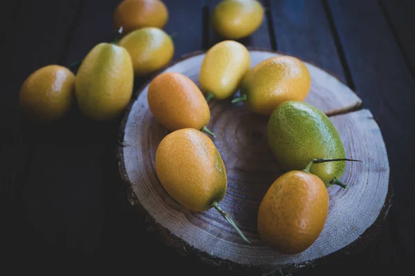 Kumquats Egy Csonk Egy Asztal — Stock Fotó