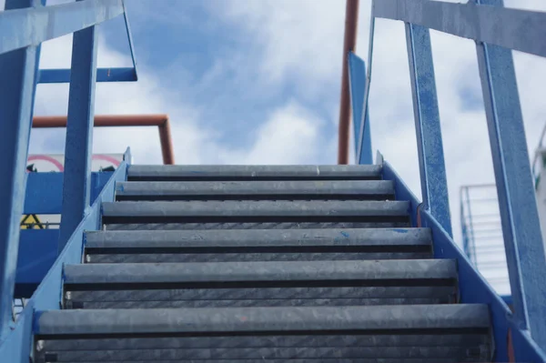 Tiro Ângulo Baixo Uma Escada Metal Livre Com Céu Azul — Fotografia de Stock