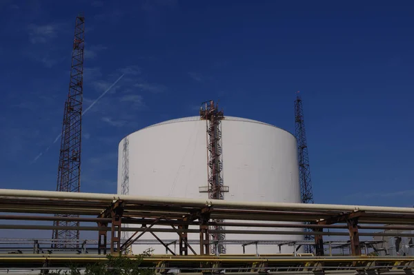 Närbild Bild Bild Industrianläggning Och Blå Himmel Bakgrunden — Stockfoto