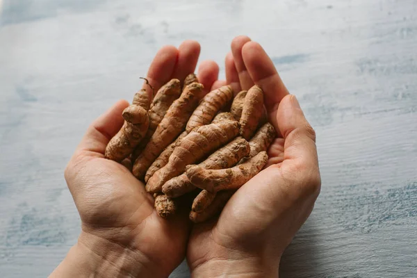 Hand Houden Kurkuma Wortel Houten Achtergrond Van Dichtbij Gezien Curcuma — Stockfoto