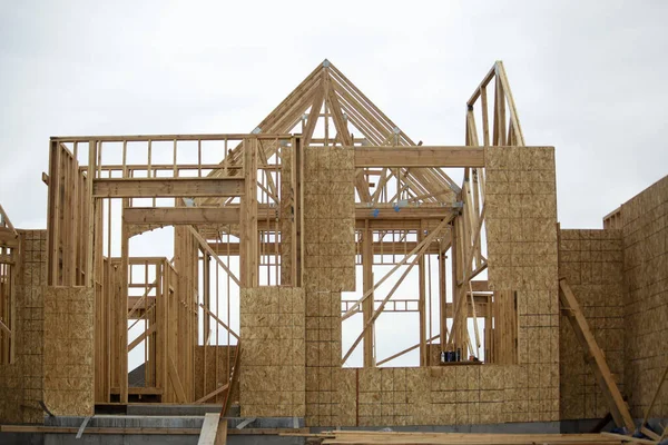 Snímek Koncepce Dřevěného Domu Který Výstavbě Prostém Bílém Pozadí — Stock fotografie
