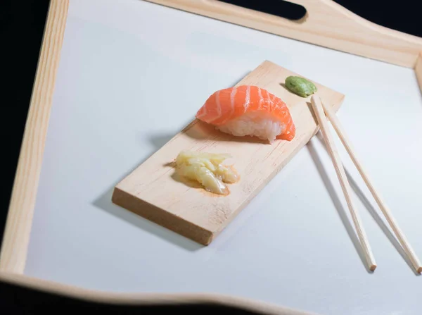 Tavă Sushi Somon Wasabi Felii Ghimbir Murate Bucătăria Tradițională Japoneză — Fotografie, imagine de stoc