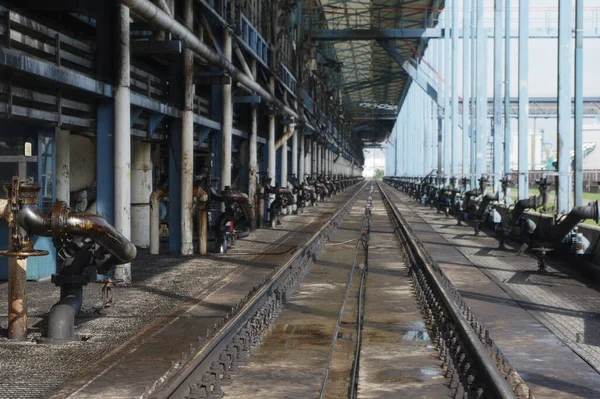 Крупним Планом Промисловий Завод Залізничною Інфраструктурою — стокове фото