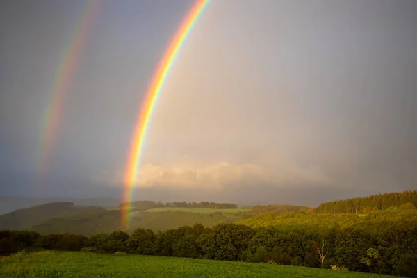 Hermoso Arco Iris Parcial Cielo Azul Sobre Campo Verde Los —  Fotos de Stock