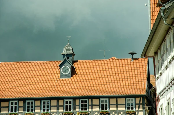 Eine Flache Aufnahme Eines Roten Daches Mit Einer Großen Schwarzen — Stockfoto