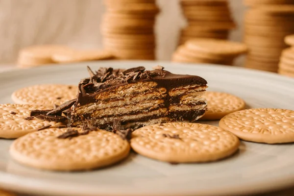 Pedazo Chocolate Casero Pastel Galletas Delicioso Pastel Sobre Fondo Galleta — Foto de Stock