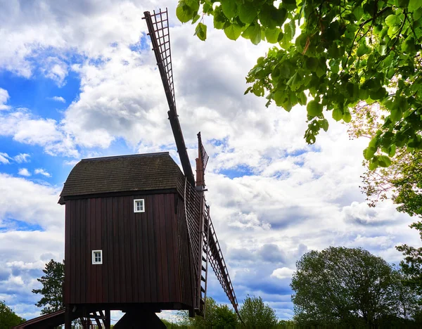 Una Vista Panoramica Classico Mulino Vento Ranch Contro Cielo Nuvoloso — Foto Stock