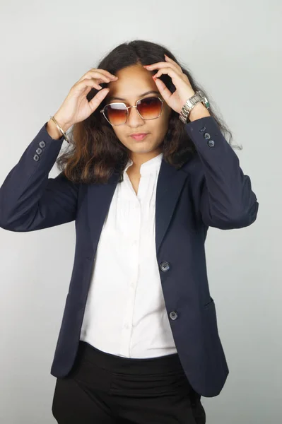 Uma Empresária Indiana Confiante Com Óculos Sol Fixando Seu Cabelo — Fotografia de Stock