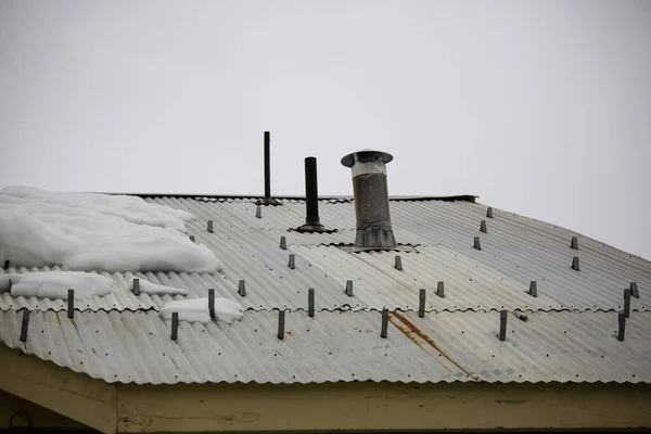 Eine Aufnahme Des Daches Mit Einem Schornstein Und Schnee Der — Stockfoto