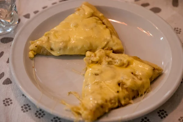 Iki Peynirli Omlet Beyaz Bir Tabakta Dilimler — Stok fotoğraf