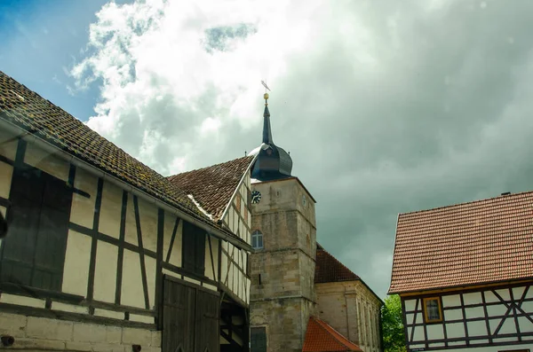 Eine Flache Aufnahme Von Häusern Und Einer Kirche Mit Schwarzer — Stockfoto