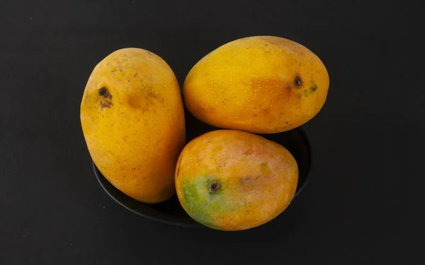 Primo Piano Mango Fresco Una Ciotola Nera Una Superficie Nera — Foto Stock