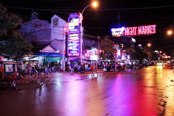 Siem Reap Kambodia 2021 Május Neontáblák Fénye Visszaverődik Nedves Talajon — Stock Fotó