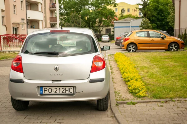 Pozn Polsko Května 2021 Zaparkovaný Renault Clio Parkovišti Městě — Stock fotografie
