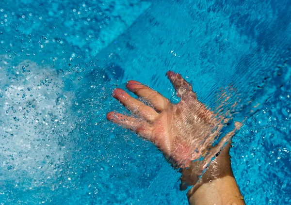 Main Une Personne Dans Une Eau Piscine Propre — Photo