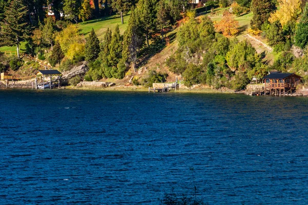 Βουνά Γύρω Από Μια Λίμνη Στο Εθνικό Πάρκο Nahuel Huapi — Φωτογραφία Αρχείου