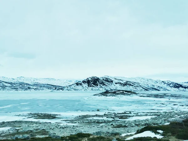 Eine Malerische Aufnahme Eines Zugefrorenen Sees Viken Norwegen Umgeben Von — Stockfoto