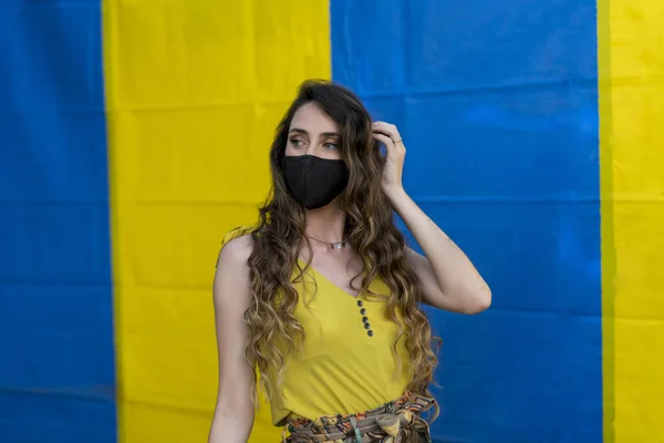 Una Joven Hembra Positiva Con Una Mascarilla Médica Pie Posando — Foto de Stock