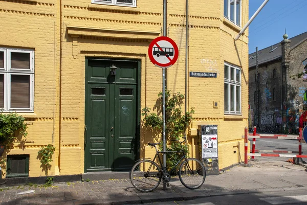 Копенгаген Дания Июнь 2013 Городская Копия Желтый Игрушечный Дом Велосипедом — стоковое фото