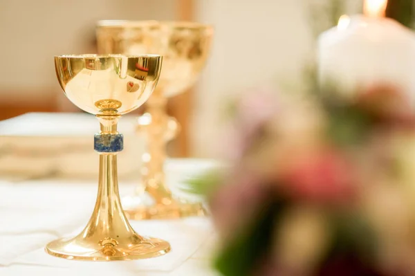 Golden Chalice Flowers Altar — Stock Photo, Image