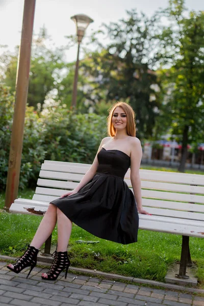 Disparo Vertical Una Hembra Caucásica Sonriente Con Vestido Negro Sin — Foto de Stock