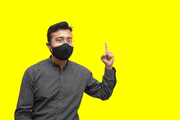 Ung Attraktiv Man Från Indien Svart Facemask Som Pekar Finger — Stockfoto