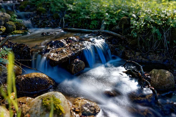 水流流畅的溪流中岩石的选择性集中拍摄 — 图库照片