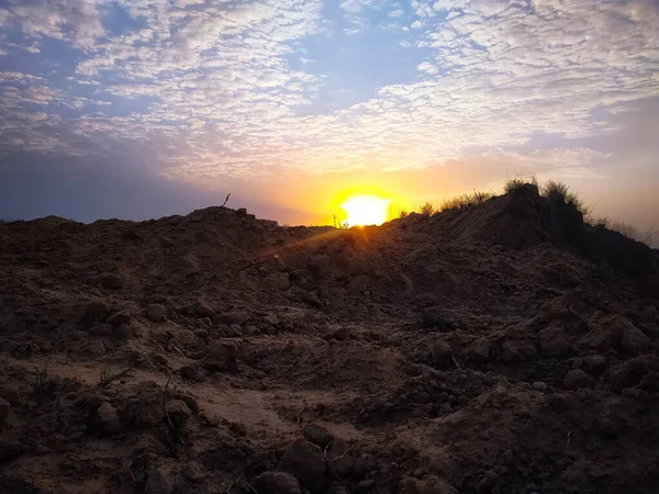 Una Vista Fascinante Puesta Sol Sobre Una Colina Bajo Cielo — Foto de Stock