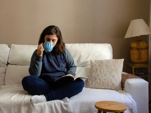 Primer Plano Una Mujer Brasileña Sentada Sofá Bebiendo Una Taza —  Fotos de Stock