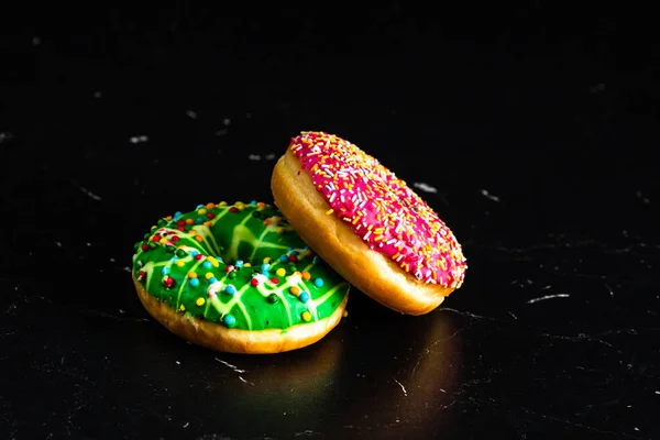 Primo Piano Ciambelle Smaltate Con Spruzzi Isolati Fondo Nero — Foto Stock