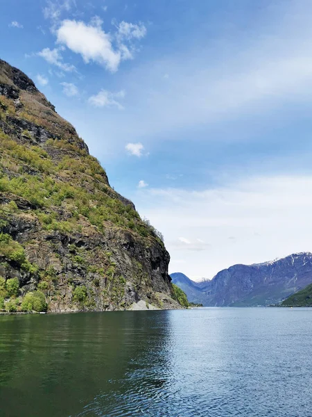Живописный Снимок Озера Деревне Флам Норвегия Окруженной Горами — стоковое фото